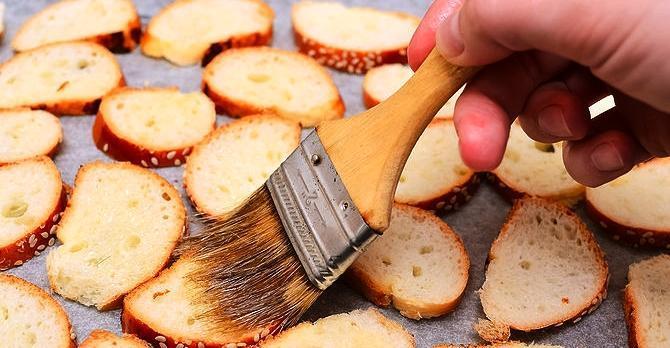 Simple Italian Bagel Chips at Home