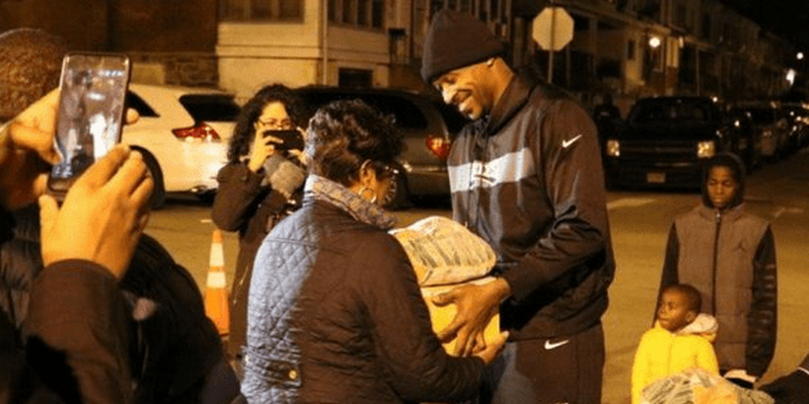 Eagles Player Alshon Jeffery Pass Out Free Thanksgiving Meals